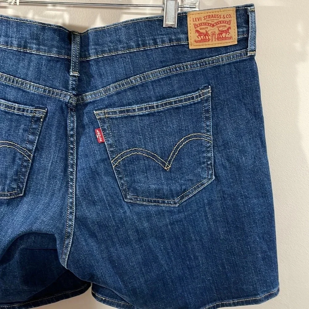 NWOT Levi’s Classic Shorts Dark Wash Denim Jean 34